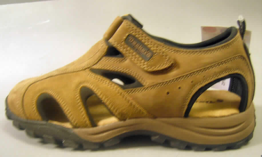 Giày, dép có đế bằng gỗ, không có lót đế bên trong hoặc mũi gắn kim loại bảo vệ